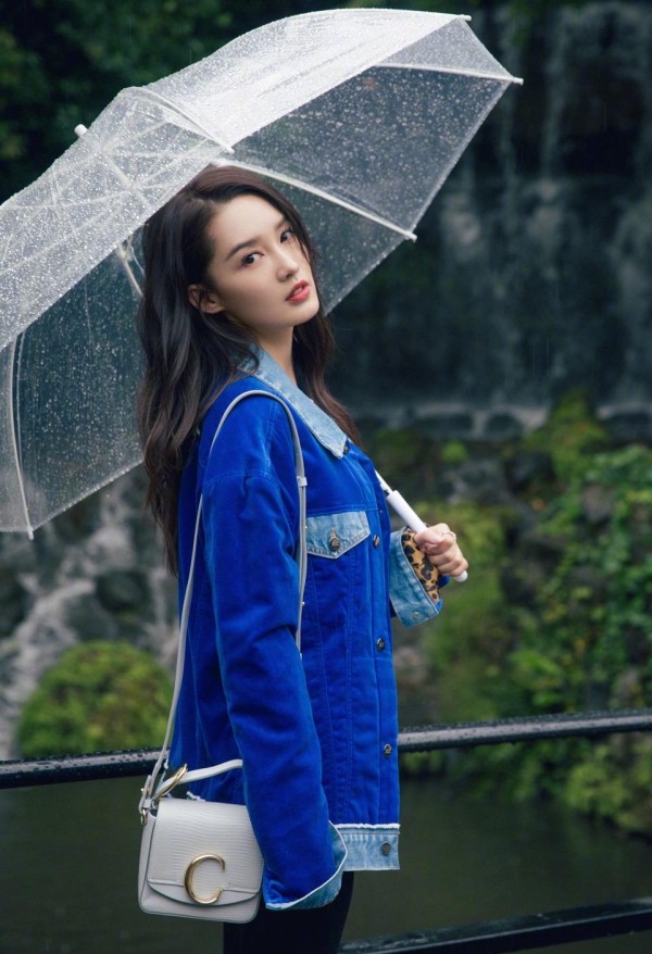 黑白灰早已经过时了！今年流行这4种“宝藏色”，女明星们都上头
