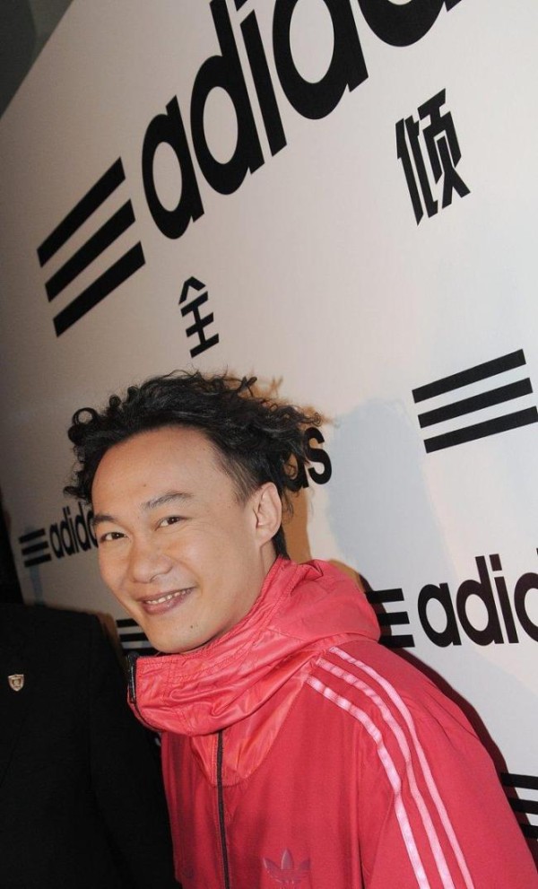 粉丝看陈奕迅平安喜极而泣