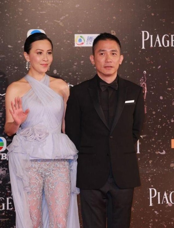 刘嘉玲参加活动礼服辣眼睛,下身亮了!