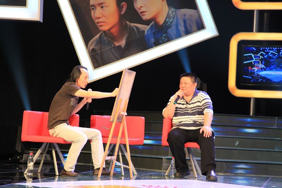 导演张家和(左)为大侦探梁冠华现场作画