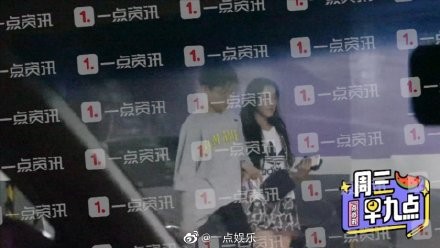 姜贞羽与男子亲吻挽手恋情曝光，两人同回住处共度一夜