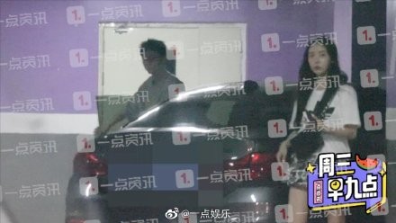 姜贞羽与男子亲吻挽手恋情曝光，两人同回住处共度一夜