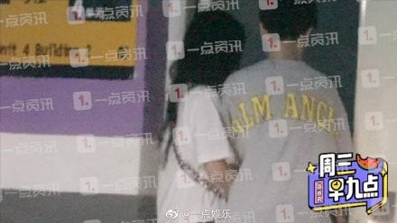 姜贞羽与男子亲吻挽手恋情曝光，两人同回住处共度一夜
