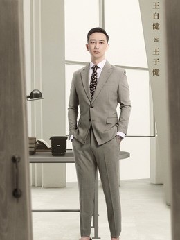 王子健(王自健饰演)