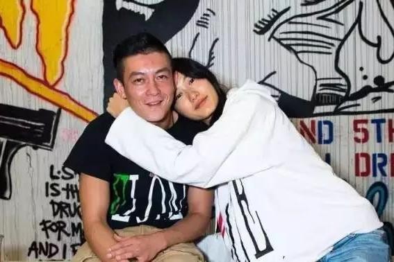 娱乐圈两个浪子，感情经历丰富，他们妻子却都是最不被看好的那个
