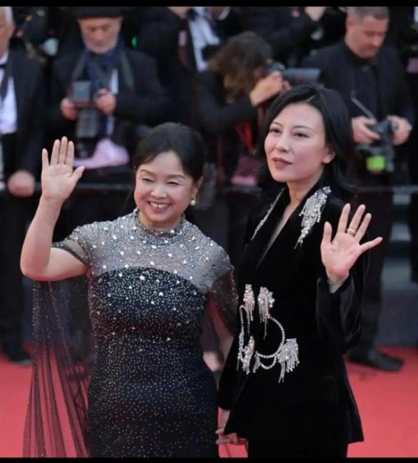 60岁苏敏阿姨走上戛纳红毯 女性自我实现的象征
