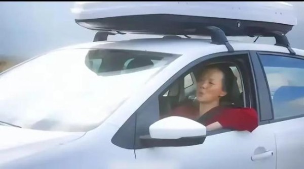 60岁苏敏阿姨走上戛纳红毯 女性自我实现的象征