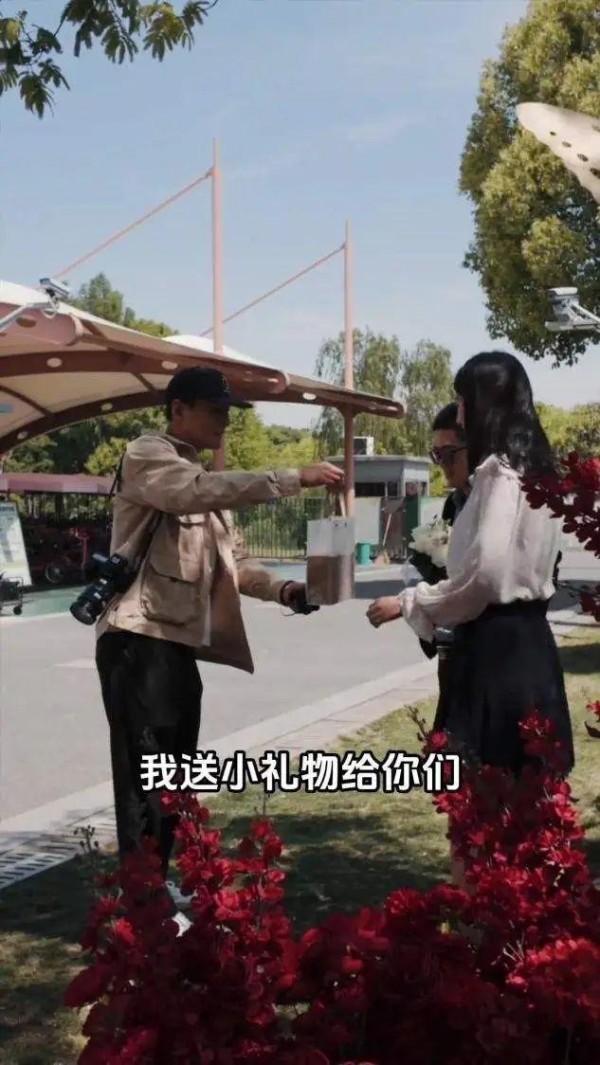 婚姻登记中心称未与吴彦祖合作 明星惊喜现身送祝福