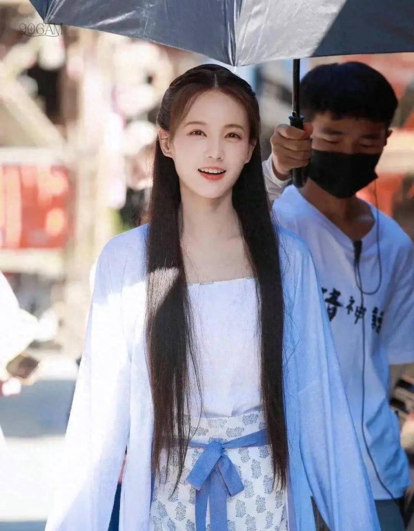 李一桐片场花絮，她真的是人美演技好，缺一个大爆剧