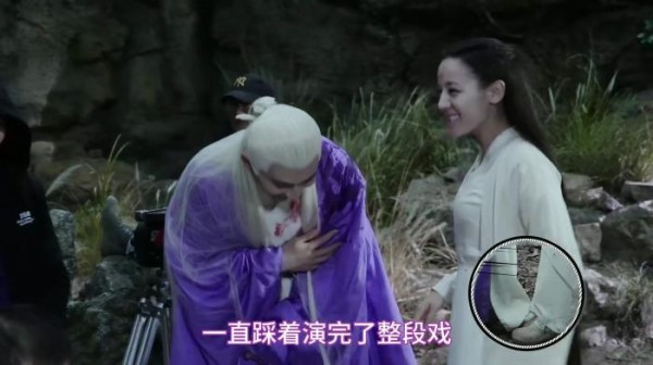 热巴高伟光拍吻戏很甜蜜，幕后花絮却很搞笑，热巴的脚全程被踩