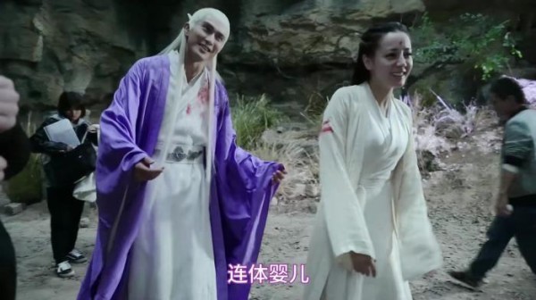 热巴高伟光拍吻戏很甜蜜，幕后花絮却很搞笑，热巴的脚全程被踩