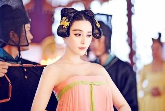 范冰冰右手中指戴戒引猜疑 网友:要公开恋情(图)