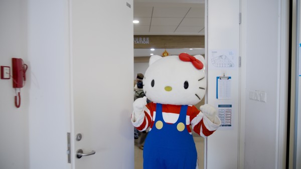 在医护人员的协助下,三丽鸥家族代表Hello Kitty与孩子们进行了亲密互动:轻柔击掌、合影留念……小朋友也为HelloKitty送上了手写感谢信,表达了对Hello Kitty的喜爱之情。