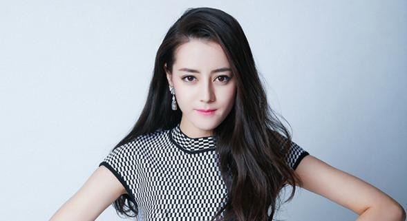 赵丽颖晒与热巴的合影照，热巴霸气十足，网友：难道俩人要合作？