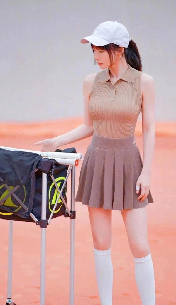 柳岩，身穿运动装打网球，少女感十足