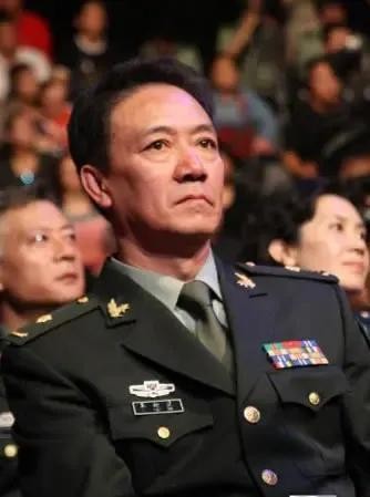 男子旅游偶遇“李云龙”扮演者 惊喜合影留念