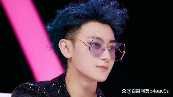 明星与粉丝的互动新篇章：黄子韬赠车与小米SU7特别配色