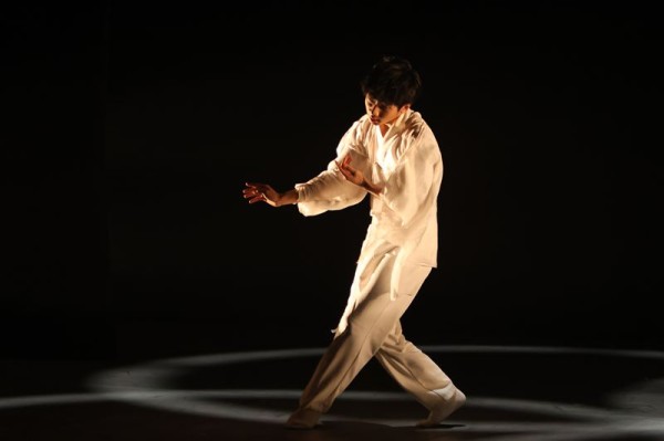 现当代舞蹈作品集锦《燃烧》亮相北舞展演季，展现青年舞者创作 — 新京报