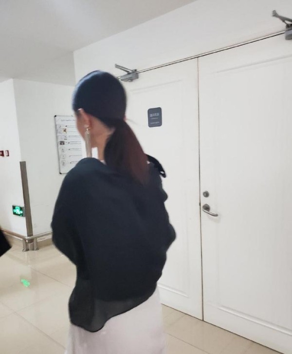 赵丽颖复工新鲜生图来了！当妈后首度公开露面，这状态看着还行吗