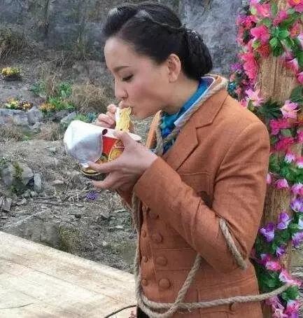 明星片场吃饭，杨幂蹲着晒盒饭，杨颖九菜一汤晾着，而她站着吃面