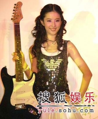 刘亦菲上海宣传新专辑 透露将去美国念书(图)