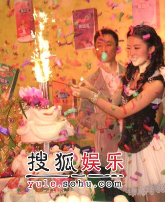 刘亦菲上海宣传新专辑 透露将去美国念书(图)