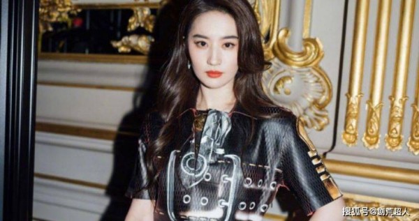 刘亦菲无P照曝光！站在杨幂旁「整个人肿一圈」对比精修图遭酸