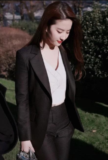 刘亦菲西服造型干练帅气，微博被赞"超A"，豪宅装修奢华唯美