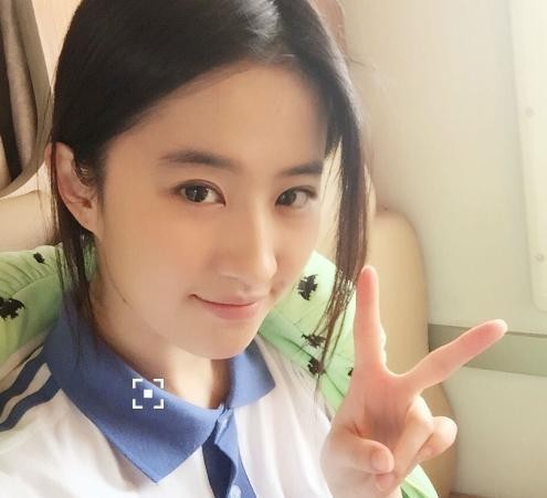 刘亦菲西服造型干练帅气，微博被赞"超A"，豪宅装修奢华唯美