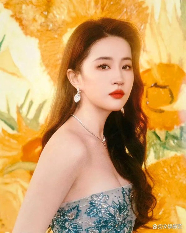 刘亦菲蓝色抹胸长裙出席，性感时尚的穿搭风格，直夸“女神好仙”