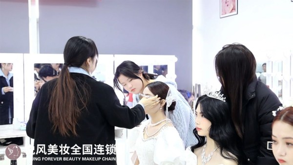 学化妆，为何选择悦风美妆？学费公开透明是关键！