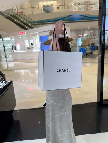 陪女儿买护肤品