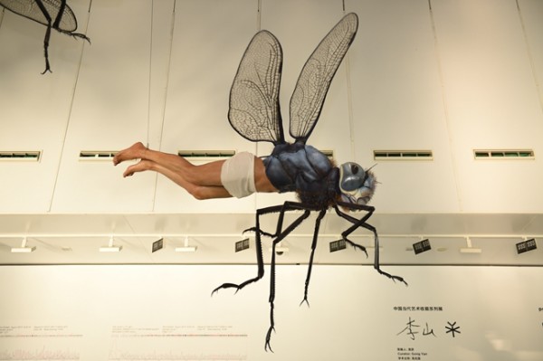 《偏离》，硅胶、PVC等综合材料，李山，2017