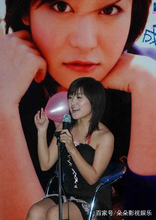 她一曲成名，被李宇春点赞，未露面就红遍天，曾现场被人扒衣服