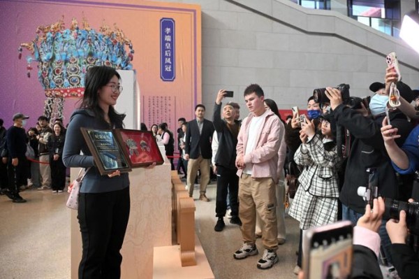 “小文创”折射文旅“大热度” 国博“网红”凤冠冰箱贴销量破百万件