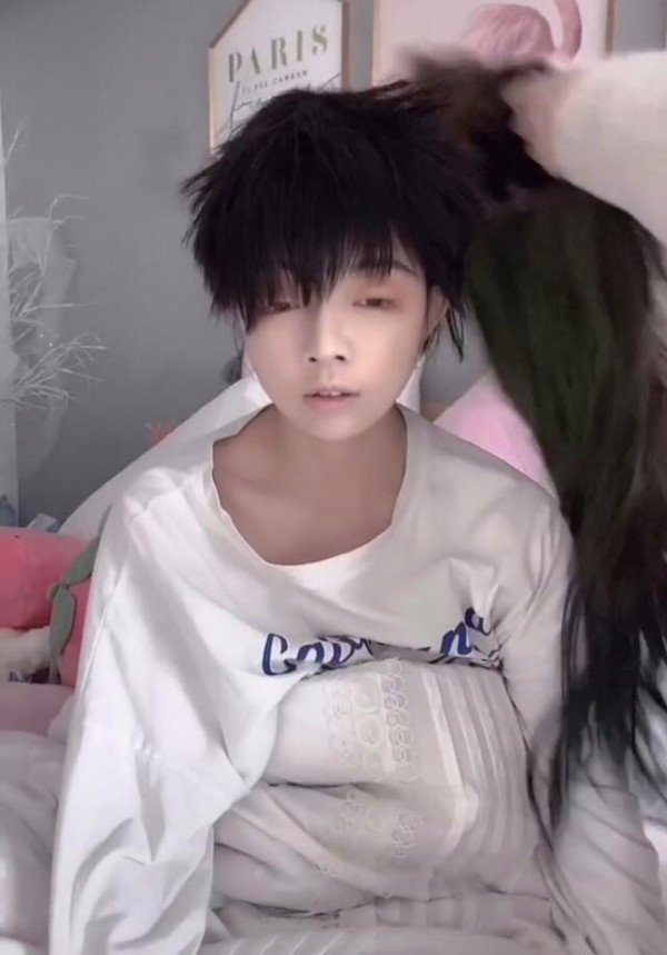 王奕萌太狠了，剪掉黑长秀发变假小子，却意外撞脸另一位网红