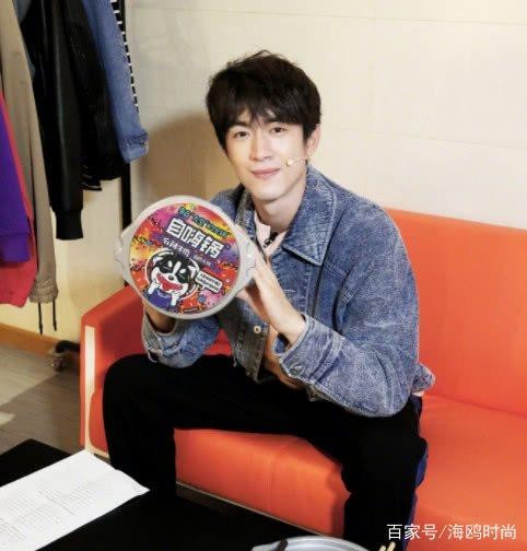 他被胡歌给带红，一件蓝色牛仔外套加黑色长裤就尽显清新脱俗范