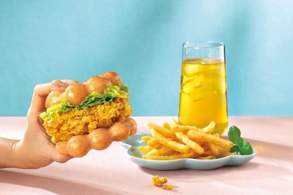 21世纪香脆炸鸡排x Mister Donut蜜糖波堤!咸甜汉堡「蜜糖炸鸡波堤堡」开卖!