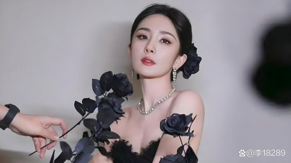 杨幂商业选择新风向：从“高奢滤镜”到“人间烟火”的破局之道