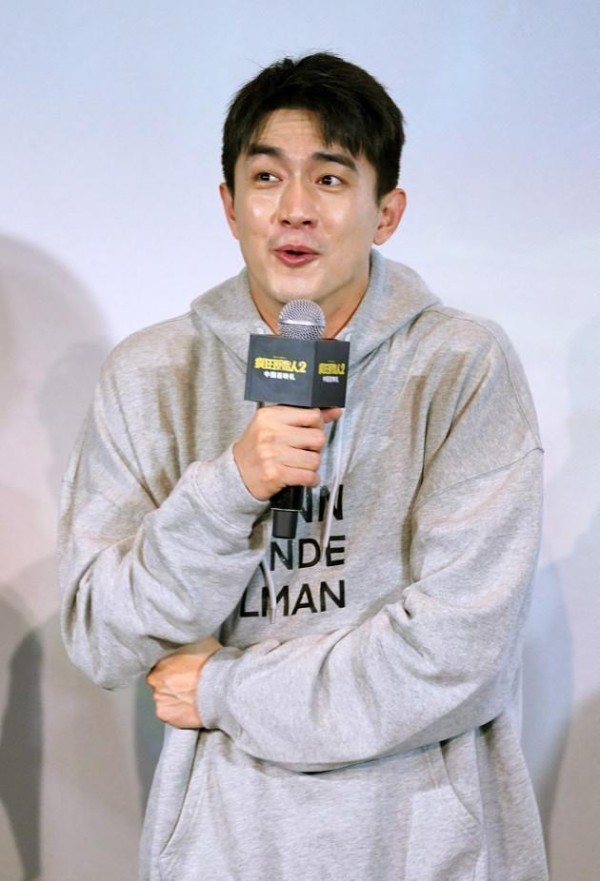 林更新生图“真实过头”了，穿卫衣简单帅气，就是看着有点“油