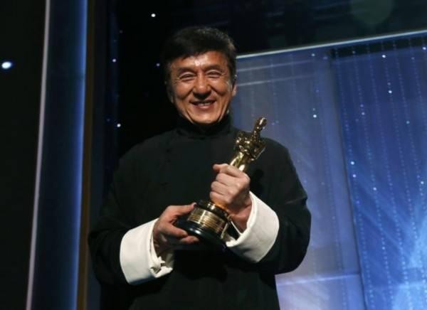 盘点娱乐圈江湖地位高受人崇拜, 能做到呼风唤雨的6位大哥级明星