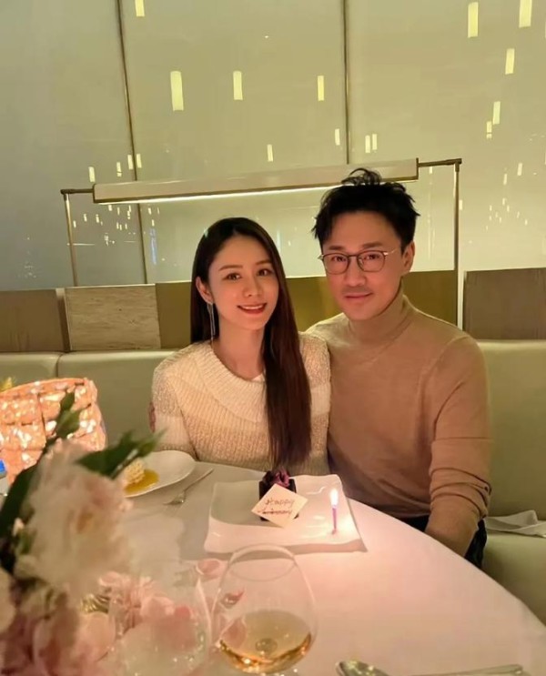 林峯摆45岁生日大摆宴席，席间依旧戴墨镜chok到底，如今幸福美满
