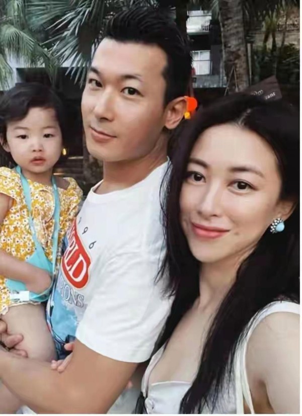 朱珠家中设宴好惬意！老公西餐红酒招待好友，烟火气里藏着真幸福
