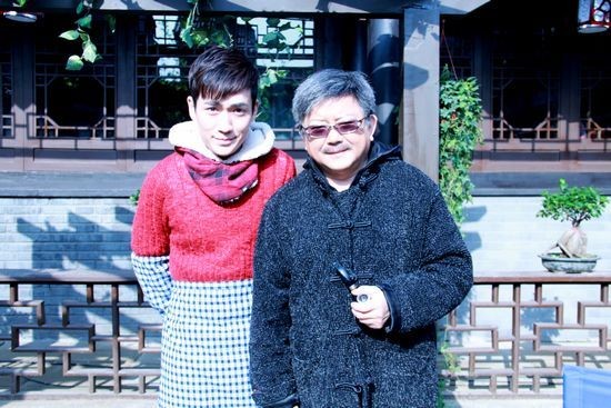 剧中父子二人王刚（右）、朱一龙（左）