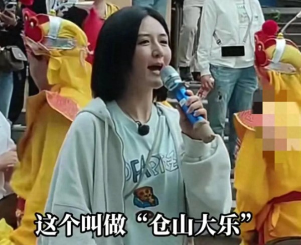 43岁谢娜回乡与父亲同框，却被公开嘲讽：穿衣土气，又老又胖？