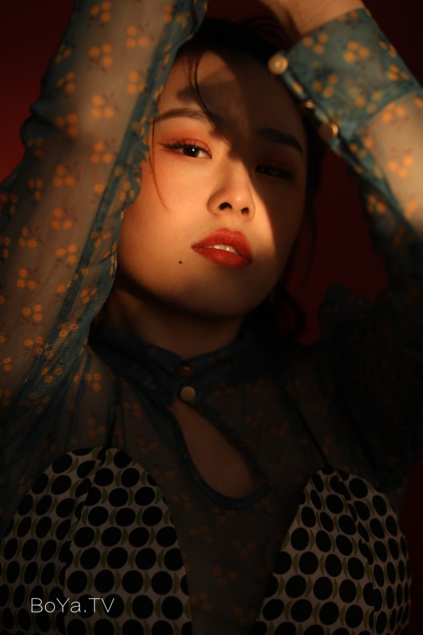 歌手叶莺为新歌《只愿爱是手中线》拍摄专辑写真深情演绎古风情平面设计