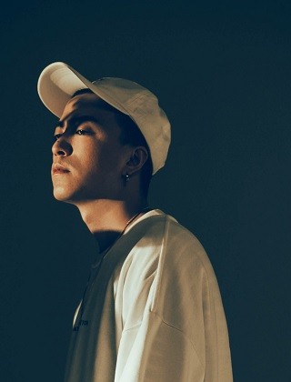 Jony J(肖佳)代言费用价格多少钱、Jony J(肖佳)签约公司|Jony J(肖佳)代言品牌费用|Jony J(肖佳)商务合作|Jony J(肖佳)平面肖像价格 藕粉互娱