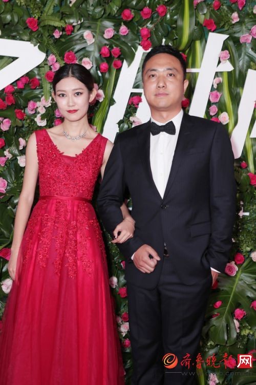 图为宸瑞股份总经理吕超(右)出席盛典