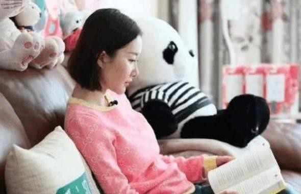 带你看看明星们的衣帽间，一个比一个大，衣柜里塞得满满是衣服