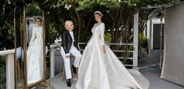 8Miranda Kerr同样选择Maria Grazia Chiuri为其设计婚纱.jpg